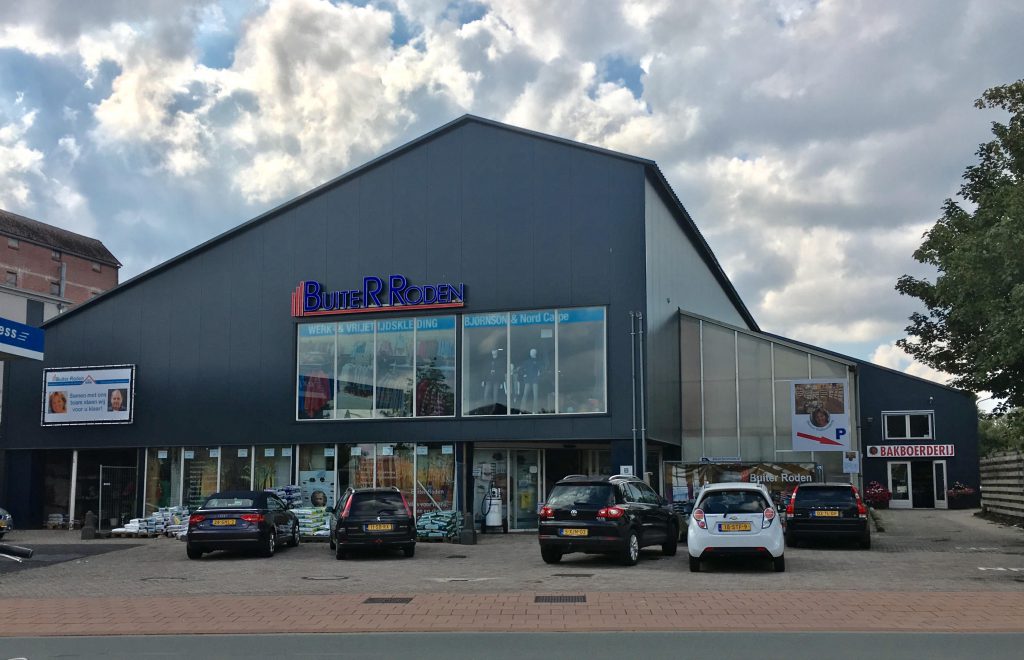 Het winkelpand van Buiter Roden aan de Kanaalstraat in Roden
